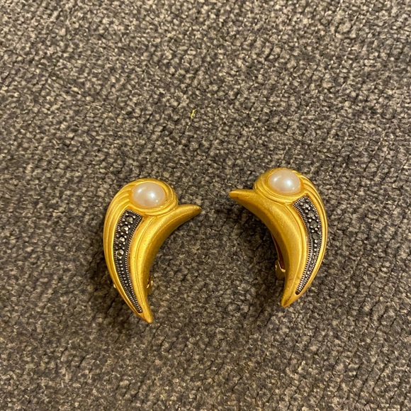 Judith Jack Art Deco Satin Gold Marcasite and Pearl Vintage Clip on Earrings - Picture 2 of 8